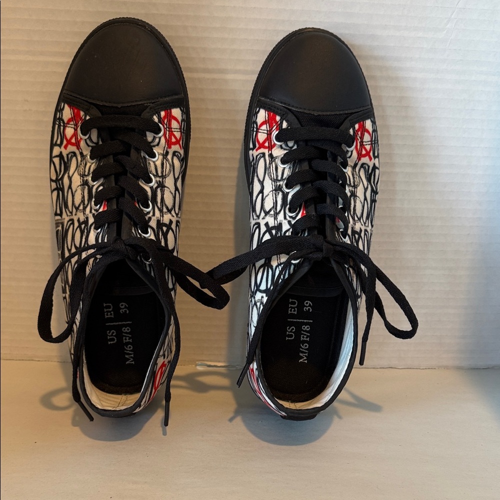 Black and White unisex Graphic Lace-Up Women's Sneakers. Size W/8 M/6